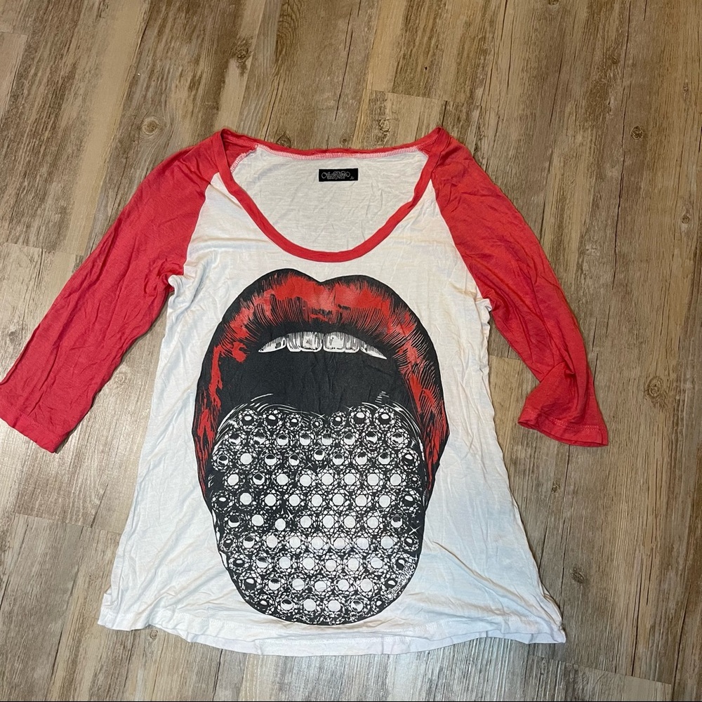 M LAUREN MOSHI DIAMOND TOUNGE RED BASEBALL TEE
